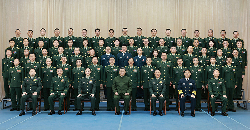 11月29日，中共中央总书记、国家主席、中央军委主席习近平到武警海警总队东海海区指挥部视察。这是习近平亲切接见东海海区指挥部有关同志，同大家合影留念。